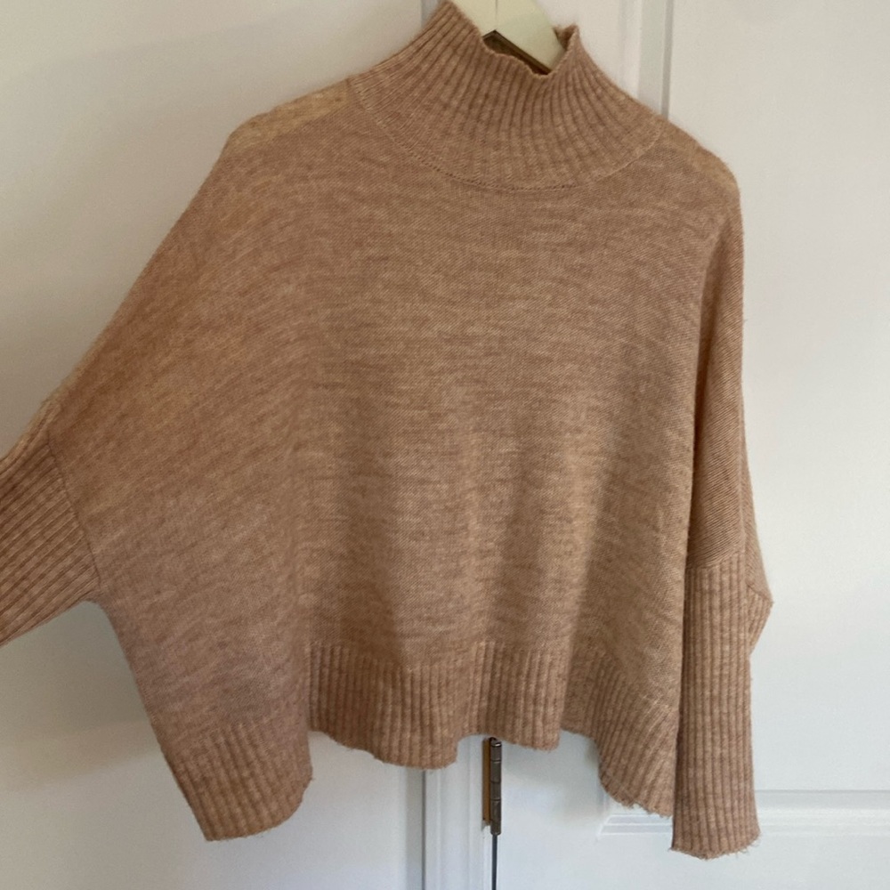 Beige pullover sweater with 3/4 sleeve